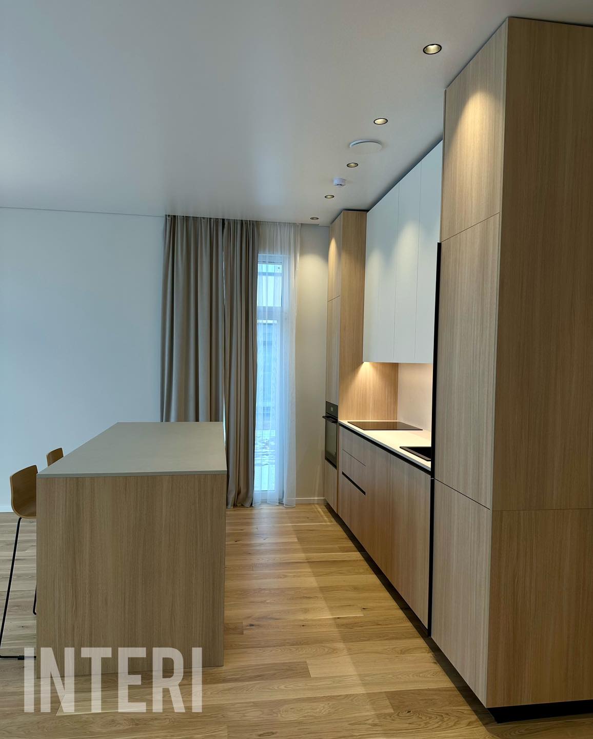 Moderni virtuvė - šoninis vaizdas